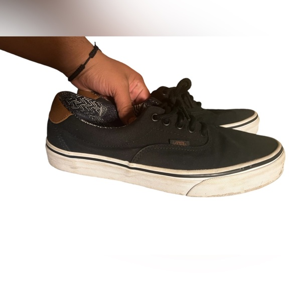 Vans Men’s Trainers Low Top Size 10 Men’s! Black & white shoe w/ white laces - Picture 2 of 3